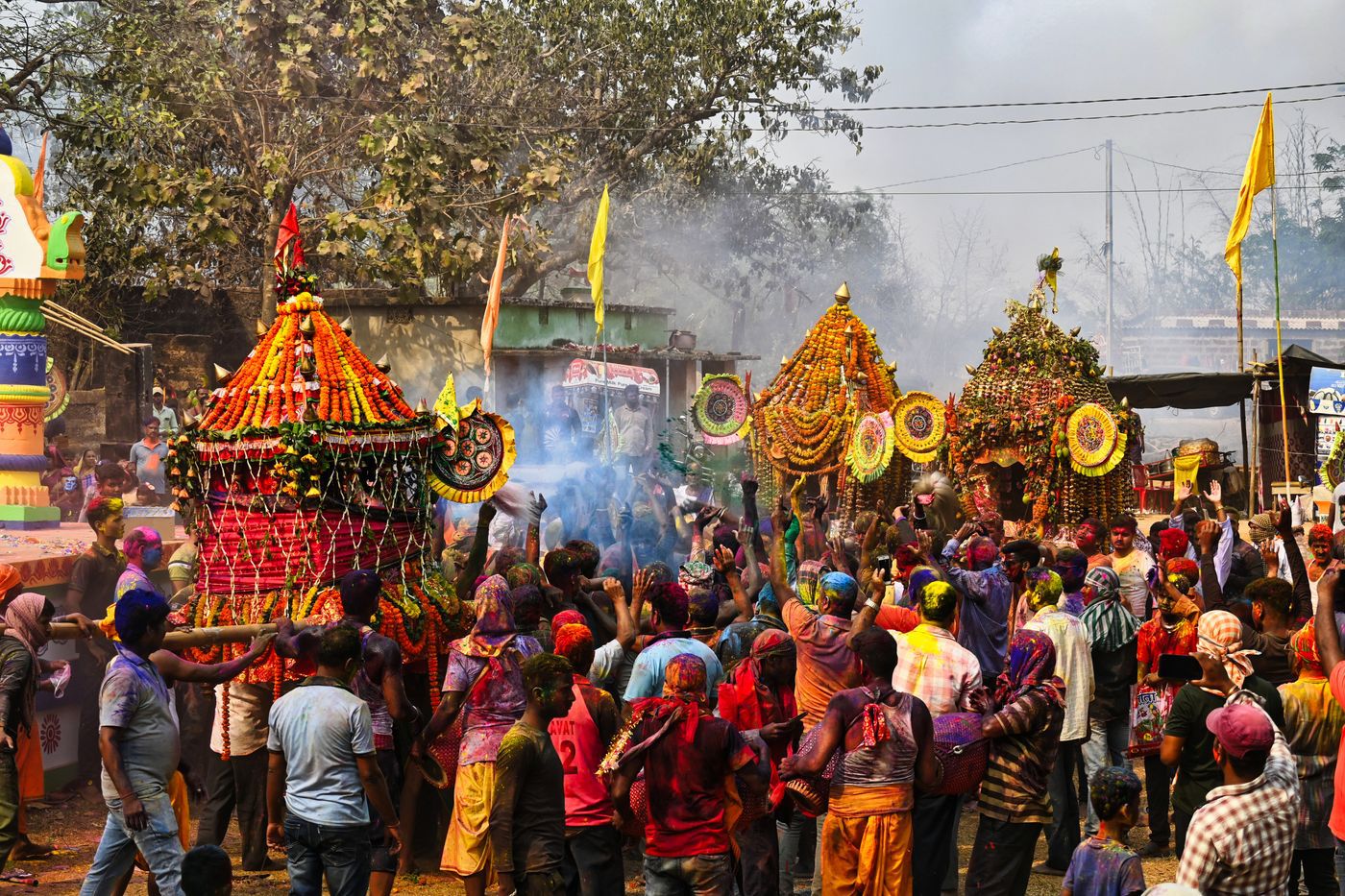 উৎসবের রঙে রঙিন শহর